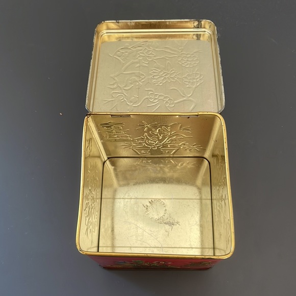 Vintage Square Red Asian Tin Made in England - Picture 3 of 12